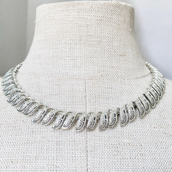 Vintage Signed Coro Silver Tone Leaf Choker Necklace Adjustable. - Picture 1 of 5